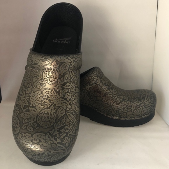 Dansko Shoes - DANSKO Clogs NWOT EUR 42 Pewter Tooled